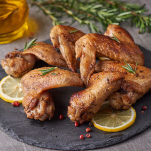 Ailes de poulet x4 (environ 400 g – en barquette) Prix : 9,85 € / kg "Les Volailles de Fontenai"
