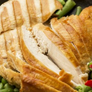 Filet de poulet x1 (environ 250 g – en barquette) Prix : 39,10 € / kg "Les Volailles de Fontenai"